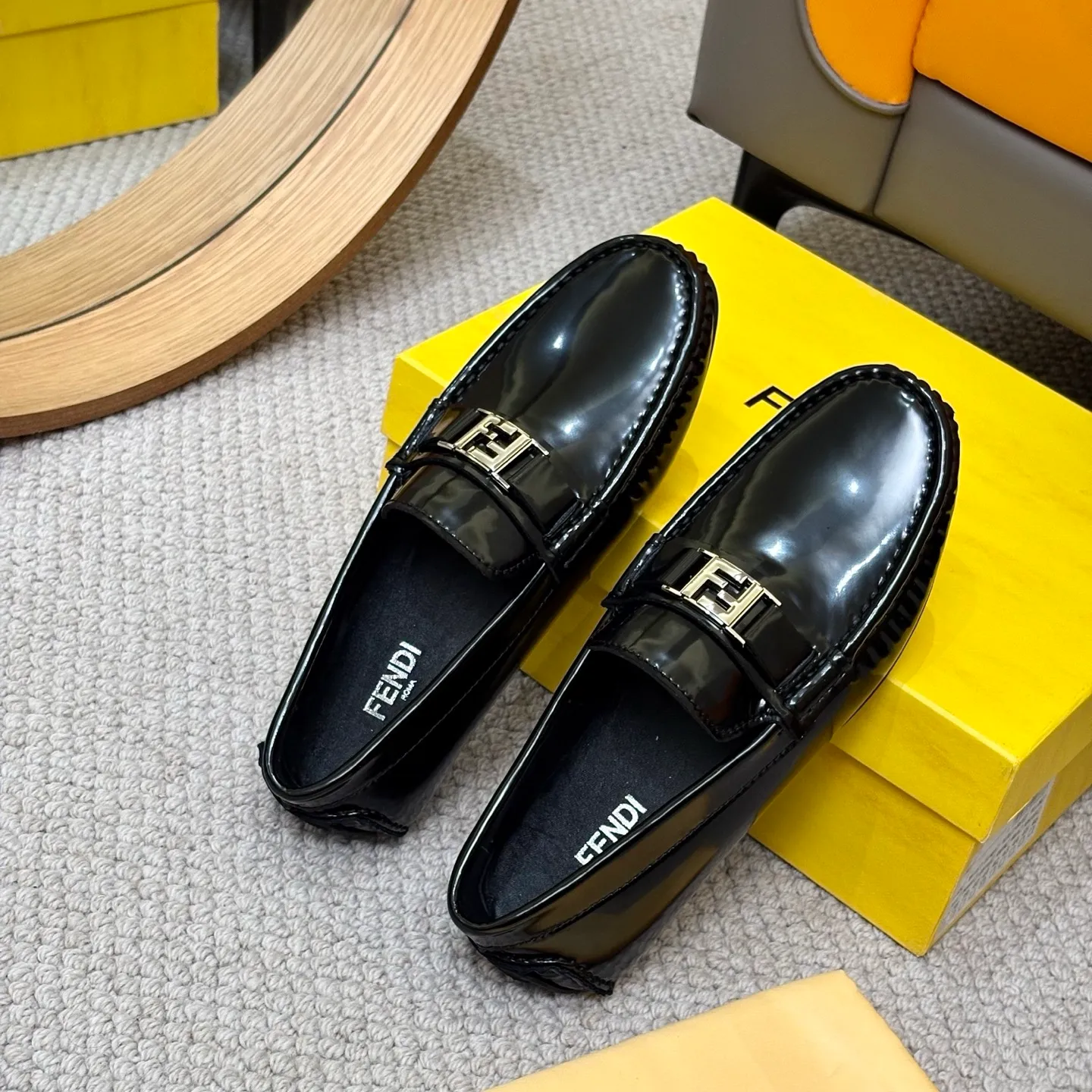 Men's shoes 💰420 [FENDI Fendi] 2⃣️0⃣️2⃣️5️⃣New Milan men's fashion lazy catwalk style ✅ fashionable casual beanie shoes, imported calfskin fabric, super smooth texture, sweat-absorbent and breathable, (sheepskin lining). Metal LOGO on the shoe body, Medusa avatar, irregular avatar, high-end craftsmanship logo✅ French Loft set foot design style 👟Low-key and elegant, great on-foot effect... Men's shoe size: 38-46 (4-12)